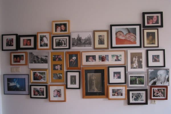 picture-with-frames-in-wall