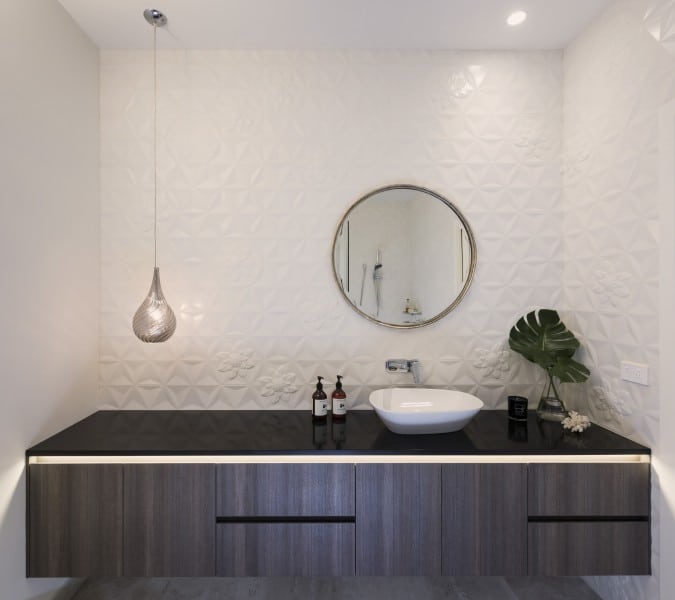 modern-bathroom-with-mirror-and-sink